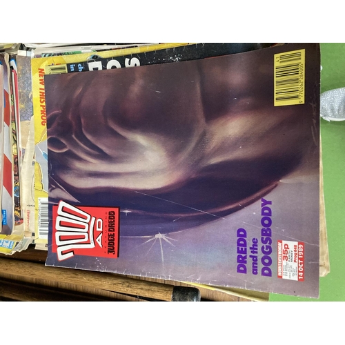 877 - A LARGE QUANTITY OF '2000 AD FEATURING JUDGE DREDD' COMICS FROM THE LATE 1980'S AND EARLY 1990'S