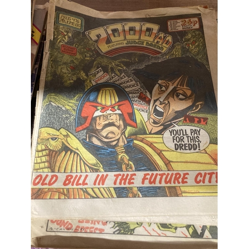 877 - A LARGE QUANTITY OF '2000 AD FEATURING JUDGE DREDD' COMICS FROM THE LATE 1980'S AND EARLY 1990'S