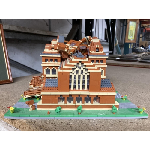 891 - A QUANTITY OF SMALL LEGO STYLE BRICKS AND BASE BUILT AS A TOWN HALL