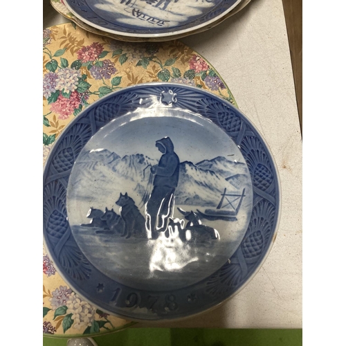 907 - A QUANTITY OF COLLECTABLE PLATES TO INCLUDE POOLE POTTERY, ROYAL WORCESTER, ROYAL COPENHAGEN, ETC, P... 