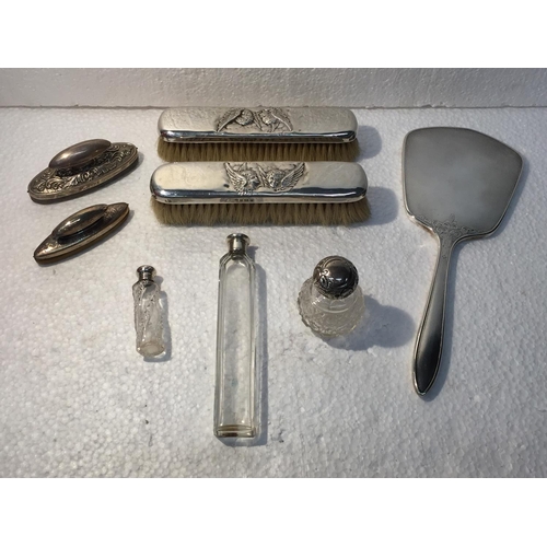 691 - A HALLMARKED BIRMINGHAM SILVER DRESSING TABLE SET TO INCLUDE 2 BRUSHES, MIRROR, 2 SCENT BOTTLES AND ... 