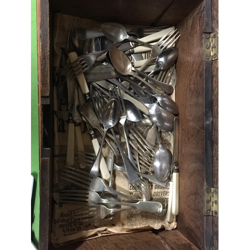 913 - A VINTAGE MAHOGANY BOX CONTAINING AN AMOUNT OF VINTAGE FLATWARE