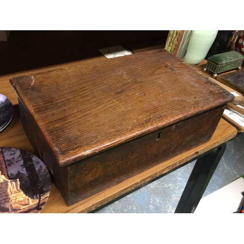 913 - A VINTAGE MAHOGANY BOX CONTAINING AN AMOUNT OF VINTAGE FLATWARE