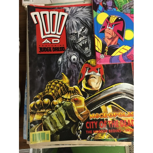 920 - A LARGE QUANTITY OF '2000 AD FEATURING JUDGE DREDD' COMICS FROM THE LATE 1980'S AND 1990