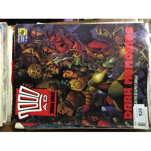 920 - A LARGE QUANTITY OF '2000 AD FEATURING JUDGE DREDD' COMICS FROM THE LATE 1980'S AND 1990