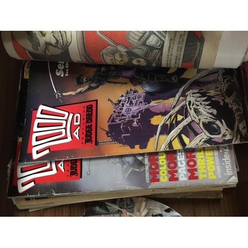 920 - A LARGE QUANTITY OF '2000 AD FEATURING JUDGE DREDD' COMICS FROM THE LATE 1980'S AND 1990