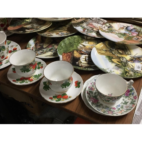 921 - A QUANTITY OF STRAWBERRY CHINA TO INCLUDE CUPS, SAUCERS, PLATES PLUS A COLLECTION OF 'OLD COUNTRY CR... 