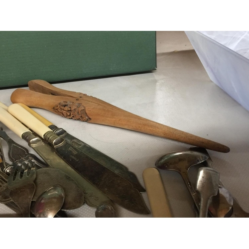 923 - A QUANTITY OF VINTAGE FLATWARE TO INCLUDE SUGAR TONGS, A GLOVE STRETCHER, HUMPTY DUMPTY EGG CUP, ETC