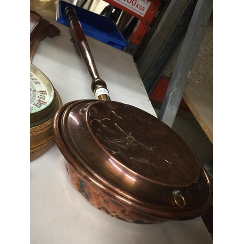 927 - AN OAK CASED BAROMETER WITH ROCOCO STYLE CARVING HEIGHT 86CM - GLASS BROKEN AND A COPPER WITH MAHOGA... 