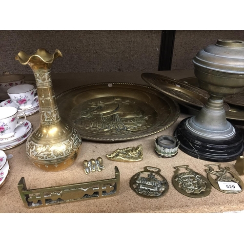 929 - A QUANTITY OF BRASSWARE TO INCLUDE WALL PLAQUES, HORSE BRASSES, VASE, ETC