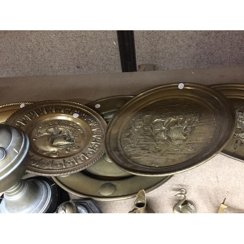 929 - A QUANTITY OF BRASSWARE TO INCLUDE WALL PLAQUES, HORSE BRASSES, VASE, ETC