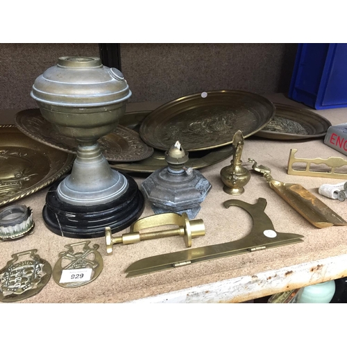 929 - A QUANTITY OF BRASSWARE TO INCLUDE WALL PLAQUES, HORSE BRASSES, VASE, ETC