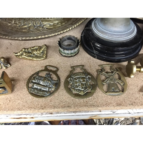 929 - A QUANTITY OF BRASSWARE TO INCLUDE WALL PLAQUES, HORSE BRASSES, VASE, ETC