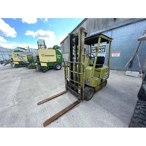 174 - CLARK FORK LIFT  NO VAT