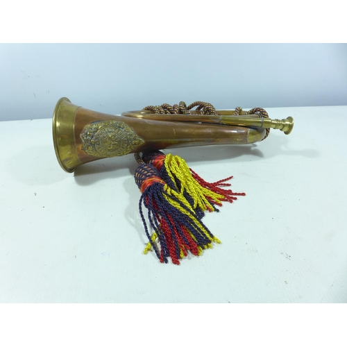 393 - A COPPER AND BRASS BUGLE WITH ARGYLL AND SUTHERLAND BADGE, LENGTH 30CM