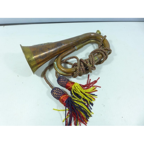 393 - A COPPER AND BRASS BUGLE WITH ARGYLL AND SUTHERLAND BADGE, LENGTH 30CM