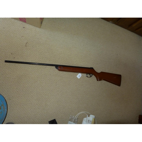 404 - A B.S.A. METEOR .22 CALIBRE AIR RIFLE, 47CM BARREL, SERIAL NUMBER TH27453 WORKING WHEN CATALOGUED