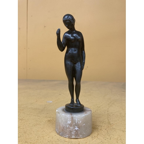 61 - A SMALL VINTAGE BRONZE ON A MARBLE BASE OF A NUDE LADY - HEIGHT 16.5CM