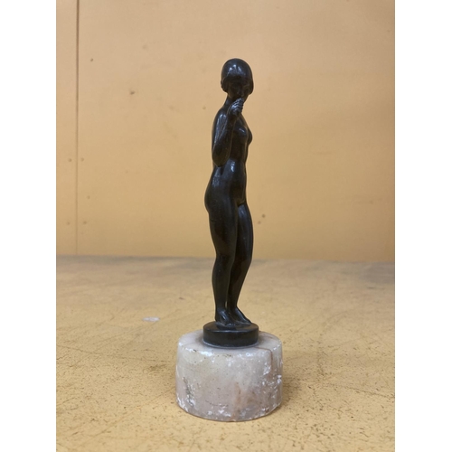 61 - A SMALL VINTAGE BRONZE ON A MARBLE BASE OF A NUDE LADY - HEIGHT 16.5CM