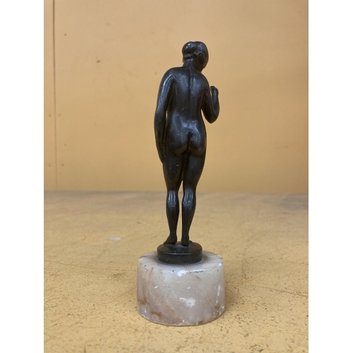 61 - A SMALL VINTAGE BRONZE ON A MARBLE BASE OF A NUDE LADY - HEIGHT 16.5CM