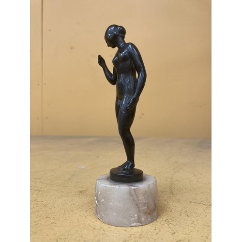 61 - A SMALL VINTAGE BRONZE ON A MARBLE BASE OF A NUDE LADY - HEIGHT 16.5CM