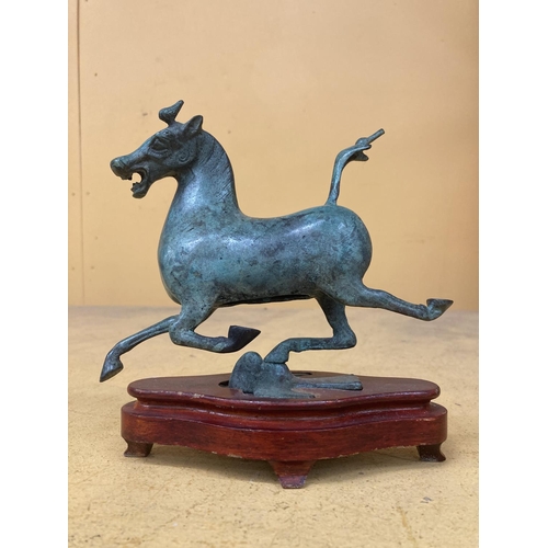 62 - VINTAGE MID CENTURY ASIAN BRONZED VERDIGRIS HORSE SCULPTURE, HAN DYNASTY FLYING HORSE - HEIGHT 19CM,... 