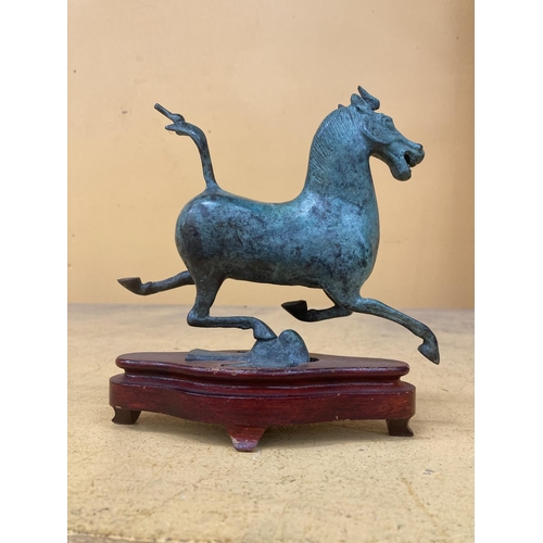 62 - VINTAGE MID CENTURY ASIAN BRONZED VERDIGRIS HORSE SCULPTURE, HAN DYNASTY FLYING HORSE - HEIGHT 19CM,... 