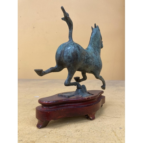 62 - VINTAGE MID CENTURY ASIAN BRONZED VERDIGRIS HORSE SCULPTURE, HAN DYNASTY FLYING HORSE - HEIGHT 19CM,... 