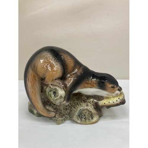 63 - A VINTAGE SYLVAC RIVER OTTER WITH FISH NUMBER 3459, GOOD CONDITION, HEIGHT APPROX 18CM, LENGTH APPRO... 