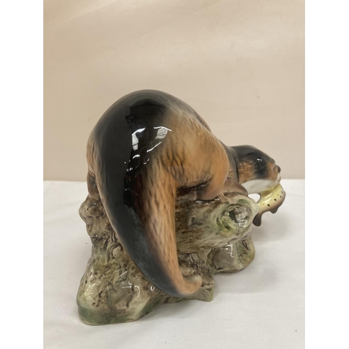 63 - A VINTAGE SYLVAC RIVER OTTER WITH FISH NUMBER 3459, GOOD CONDITION, HEIGHT APPROX 18CM, LENGTH APPRO... 