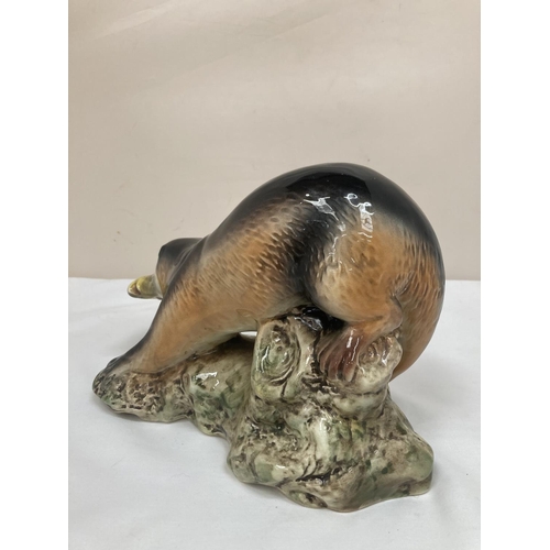 63 - A VINTAGE SYLVAC RIVER OTTER WITH FISH NUMBER 3459, GOOD CONDITION, HEIGHT APPROX 18CM, LENGTH APPRO... 