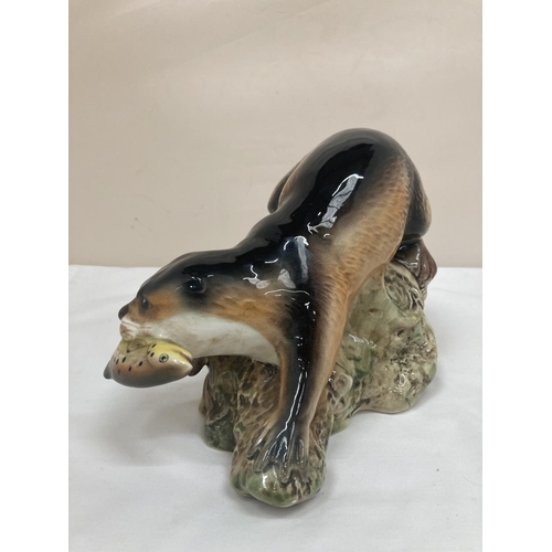 63 - A VINTAGE SYLVAC RIVER OTTER WITH FISH NUMBER 3459, GOOD CONDITION, HEIGHT APPROX 18CM, LENGTH APPRO... 