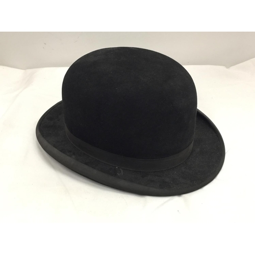 15 - A VINTAGE G.A. DUNN & CO PICCADILLY CIRCUS LONDON BOWLER HAT. SIZE: 8 1/4