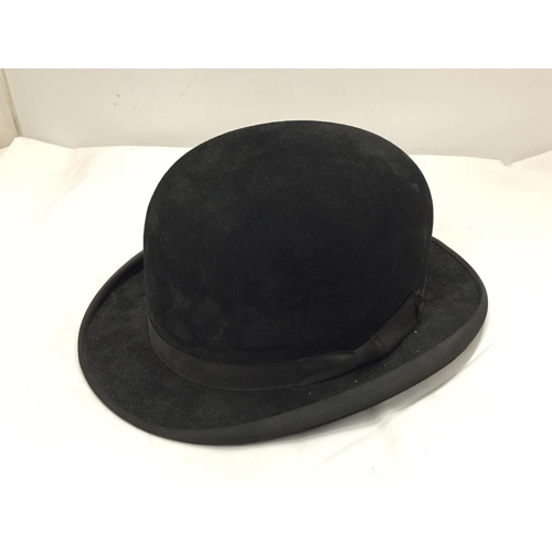 15 - A VINTAGE G.A. DUNN & CO PICCADILLY CIRCUS LONDON BOWLER HAT. SIZE: 8 1/4