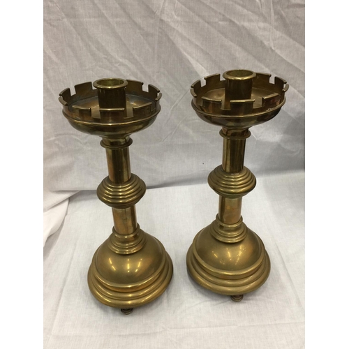 2 - A VERY HEAVY PAIR OF PUGIN BRASS GOTHIC REVIVAL STYLE CANDLESTICKS H: 50CM