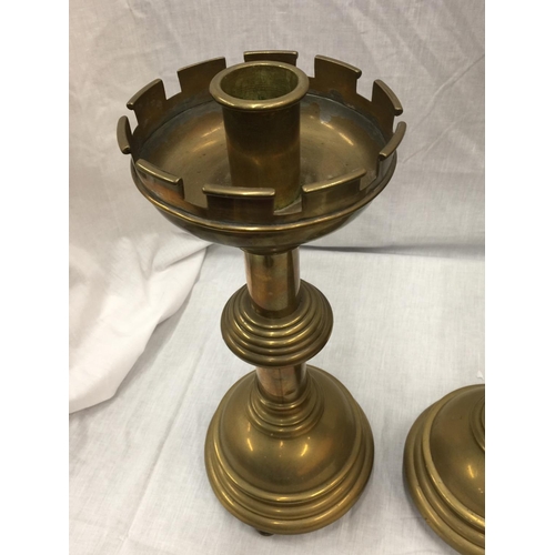 2 - A VERY HEAVY PAIR OF PUGIN BRASS GOTHIC REVIVAL STYLE CANDLESTICKS H: 50CM