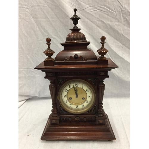 28 - A 19TH CENTURY MAHOGANY CASED BRACKET CLOCK WITH BRASS AND WHITE DIAL AND TURNED FINIALS