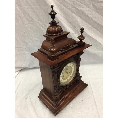 28 - A 19TH CENTURY MAHOGANY CASED BRACKET CLOCK WITH BRASS AND WHITE DIAL AND TURNED FINIALS