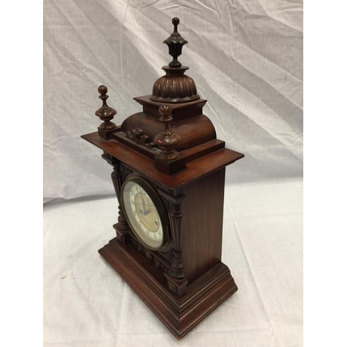 28 - A 19TH CENTURY MAHOGANY CASED BRACKET CLOCK WITH BRASS AND WHITE DIAL AND TURNED FINIALS