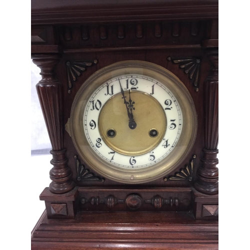 28 - A 19TH CENTURY MAHOGANY CASED BRACKET CLOCK WITH BRASS AND WHITE DIAL AND TURNED FINIALS