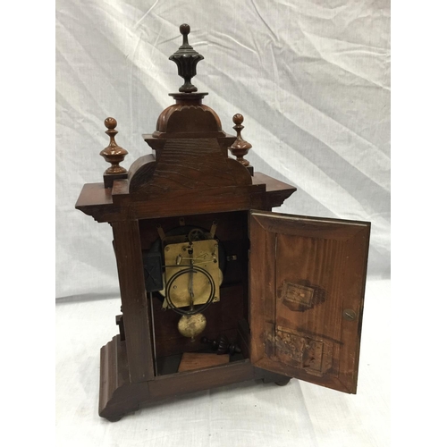 28 - A 19TH CENTURY MAHOGANY CASED BRACKET CLOCK WITH BRASS AND WHITE DIAL AND TURNED FINIALS