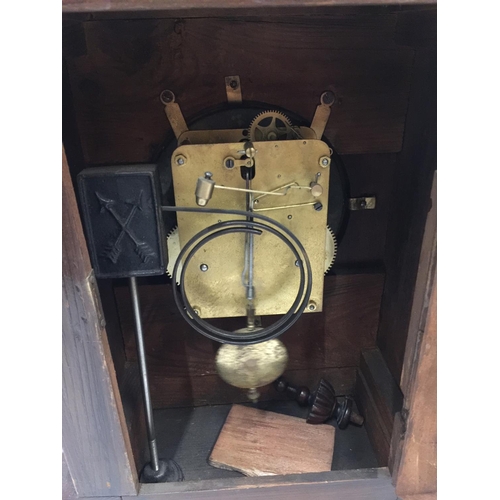 28 - A 19TH CENTURY MAHOGANY CASED BRACKET CLOCK WITH BRASS AND WHITE DIAL AND TURNED FINIALS