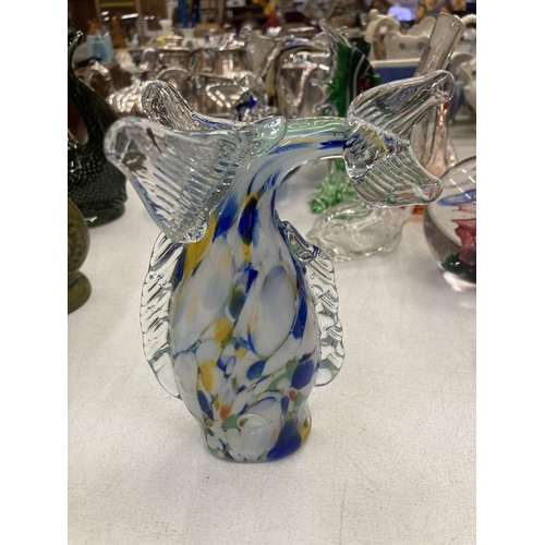 145 - A QUANTITY OF NOVELTY GLASSWARE TO INCLUDE MURANO STYLE GLASS FISH, 'DUCK' BOWLS, PAPERWEIGHTS, ETC