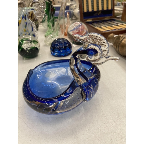 145 - A QUANTITY OF NOVELTY GLASSWARE TO INCLUDE MURANO STYLE GLASS FISH, 'DUCK' BOWLS, PAPERWEIGHTS, ETC