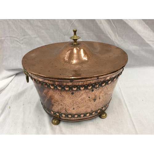 40 - A VINTAGE COPPER COAL BUCKET WITH BRASS FINIAL AND LIONS HEAD HANDLES ON BUN FEET WITH PLANISHED FIN... 