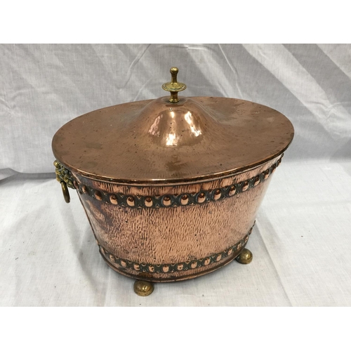 40 - A VINTAGE COPPER COAL BUCKET WITH BRASS FINIAL AND LIONS HEAD HANDLES ON BUN FEET WITH PLANISHED FIN... 