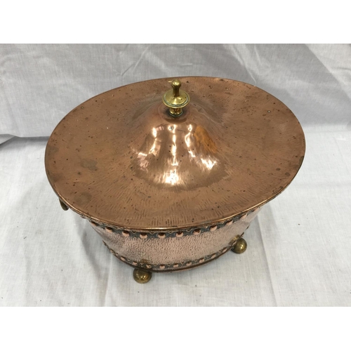 40 - A VINTAGE COPPER COAL BUCKET WITH BRASS FINIAL AND LIONS HEAD HANDLES ON BUN FEET WITH PLANISHED FIN... 