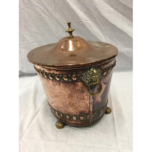 40 - A VINTAGE COPPER COAL BUCKET WITH BRASS FINIAL AND LIONS HEAD HANDLES ON BUN FEET WITH PLANISHED FIN... 