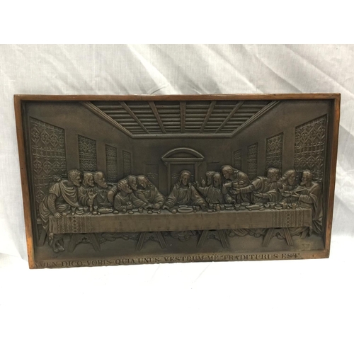 60 - A HEAVY CAST IRON HANGING PLAQUE OF THE LAST SUPPER W: 67CM