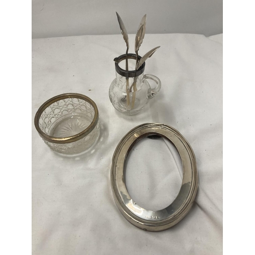 35 - A COLLECTION OF HALLMARKED SILVER ITEMS TO INCLUDE AN OVAL PHOTO FRAME, THREE DECORATED TEA SPOONS, ... 